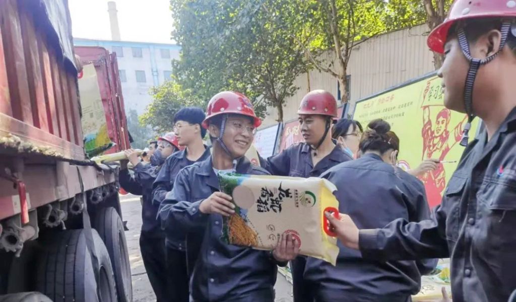 泰山钢铁集团为职工发放中秋福利